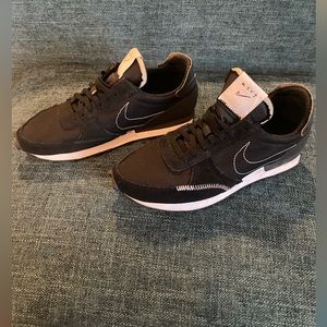 Black and white Nike daybreak size 8.5